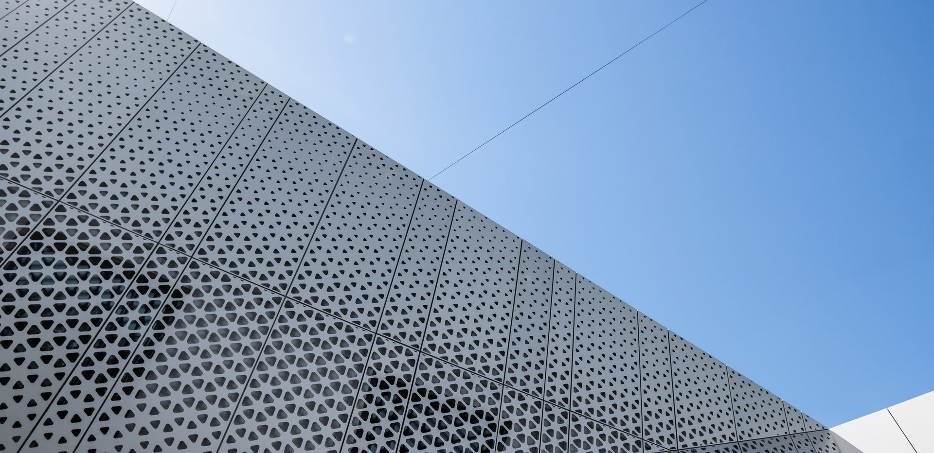 Собственное производство и монтаж перфорированных фасадов по индивидуальным размерам